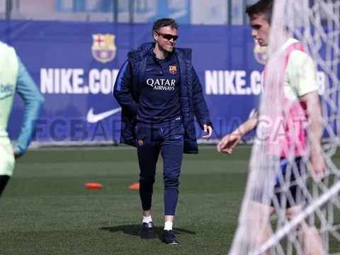 Chùm ảnh: Enrique vừa tuyên bố ra đi, Messi cũng mất dạng trên sân tập