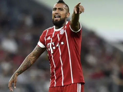 Vidal trổ tài chơi bóng rổ siêu nhộn