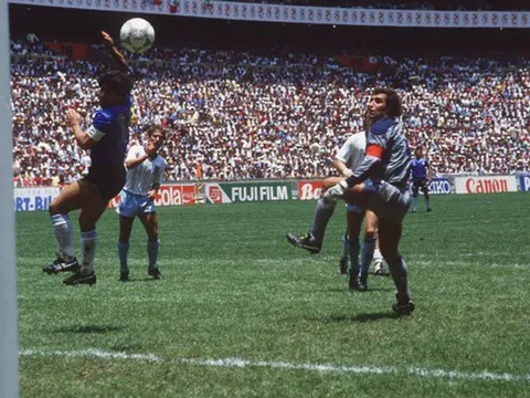 Maradona tuyên chiến với VAR để bảo vệ "bàn tay của Chúa"