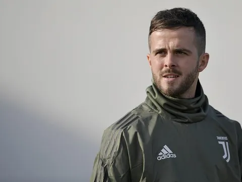 Sao Juventus tiết lộ từng quay lưng với Tottenham