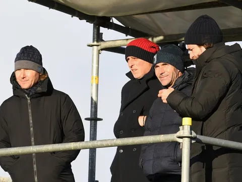 Nedved và Puyol rủ nhau làm CĐV tuyển trẻ