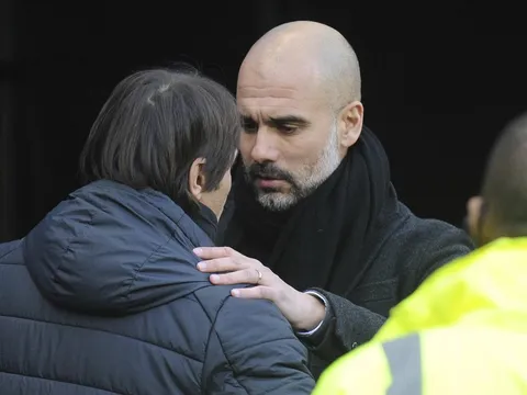Guardiola an ủi Conte sau cái chết của đội trưởng Fiorentina