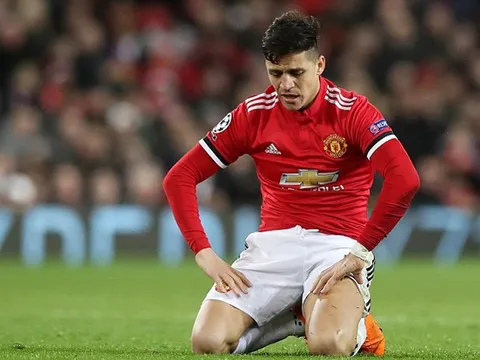 Alexis Sanchez bị cô lập, ăn một mình trong căng tin MU
