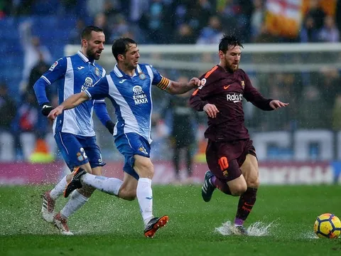 Chơi vơi trong cơn mưa, Barca may mắn có được 1 điểm trên sân Espanyol