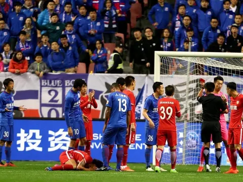 2 đồng đội của Tevez bị trừng phạt nghiêm khắc