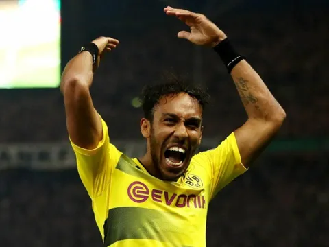 Bố Aubameyang nổi đóa vì con trai bị gọi là "khỉ"