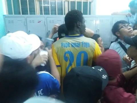 Omar lấy thân che chở cho Tiến Dũng thoát khỏi vòng vây fans Quảng Nam