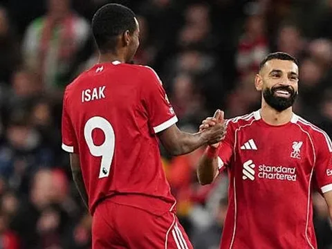 Slot hé lộ lý do chọn Isak thay thế Salah