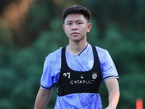 Vũ Tiến Long nhận thẻ đỏ kiểu Zidane trong trận thắng của Hà Nội