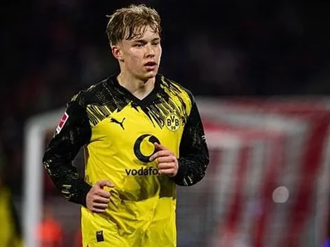 Arsenal và Liverpool tranh mua Daniel Svensson từ Dortmund