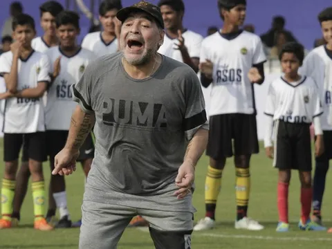 Maradona chỉ xem Montella như... 'đồ điên'