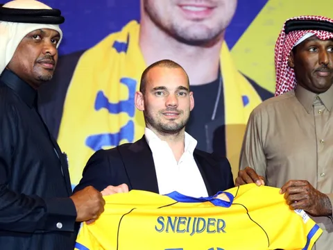 Sneijder gượng cười trong ngày sang Qatar thi đấu