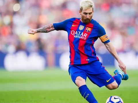 Cuộc đua đến Chiếc giày vàng: Messi cho Ronaldo hít khói