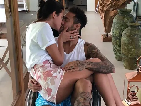 Neymar được người yêu tiếp lửa trước khi lên bàn mổ