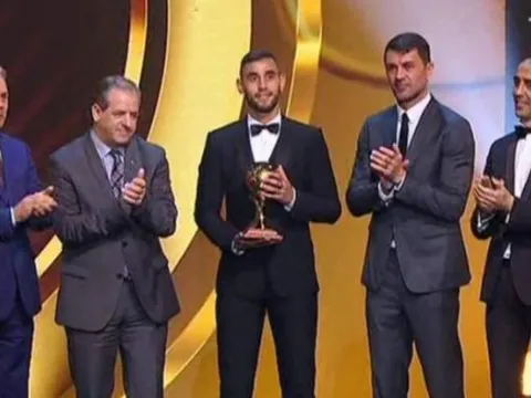 Ghoulam tranh thủ về quê nhà nhận... Quả bóng vàng