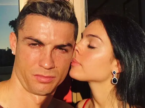 Người yêu khoe ảnh an ủi Ronaldo sau chấn thương