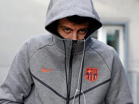 Pique trùm kín mít như 'đại ca Trung Đông' hù dọa fan