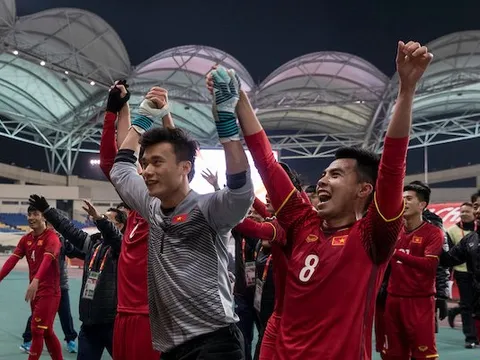 Bố đẻ “người hùng” Bùi Tiến Dũng: “Tôi nín thở khi thấy con trai bắt gọn 11m”