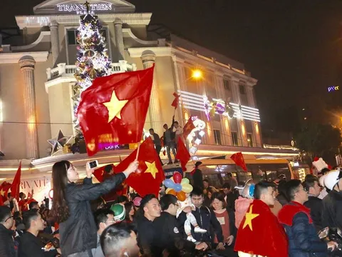 Đêm không ngủ của CĐV ba miền Bắc - Trung - Nam