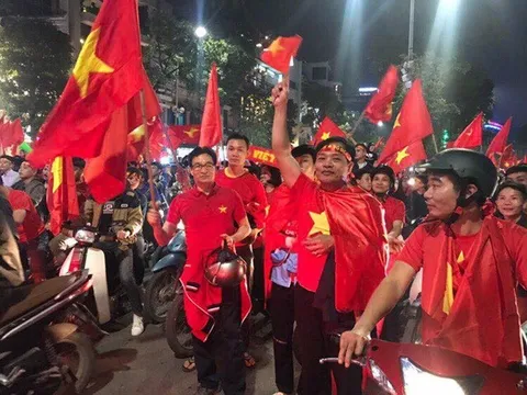 Phó Thủ tướng, sao Việt và NHM đi "bão" mừng chiến tích của U23 Việt Nam