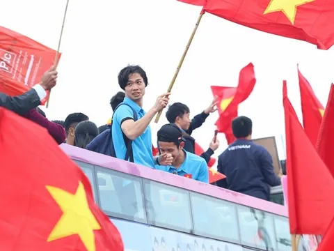 Chùm ảnh: "Người hùng" U23 Việt Nam ngỡ ngàng với tình cảm của NHM