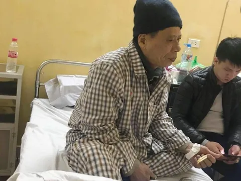 Bỏ lại chiến thắng vang dội, trung vệ Tiến Dũng tất bật chăm bố bệnh