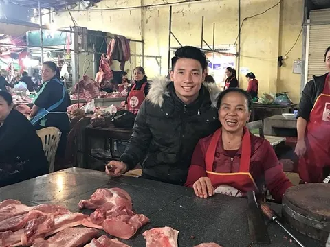Trung vệ Tiến Dũng hóa 'hotboy bán thịt'
