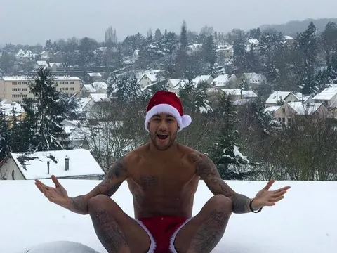 Neymar cởi trần hóa ông già Noel giữa Paris lạnh giá