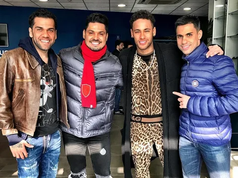 Neymar 'hù dọa' fan với gu thời trang hổ báo