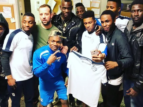 Lên án phân biệt chủng tộc, Balotelli bất ngờ thăm trại tỵ nạn