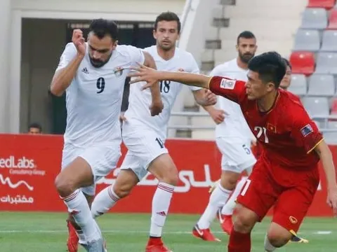 Chơi xuất sắc trước Jordan, Đình Trọng được “thầy ruột” khen nức nở
