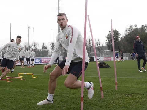 Lỡ cơ hội đến Chelsea, Dzeko vẫn tập luyện tích cực cùng AS Roma