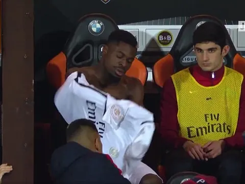 Mất gần 10 phút để vào sân thay người, hậu vệ PSG tỏ rõ thái độ với Unai Emery
