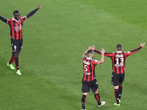 Balotelli lập chiến công đầu, Nice chỉ còn kém PSG 1 điểm