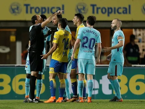 Xử ép trắng trợn, trọng tài cướp đi chiến thắng của Barca