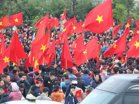 Người hâm mộ phủ đỏ sân bay Nội Bài chờ đón U23 Việt Nam