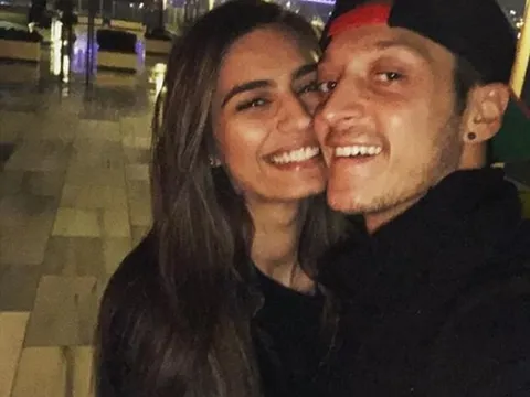 Bắt gặp Ozil 'trốn' Arsenal ăn mừng hợp đồng khủng với bạn gái