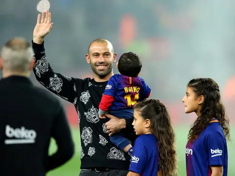 Các cầu thủ Barca dàn hàng tri ân Mascherano