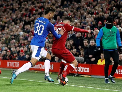 Marcelo đánh bại Gareth Bale trên sân tập