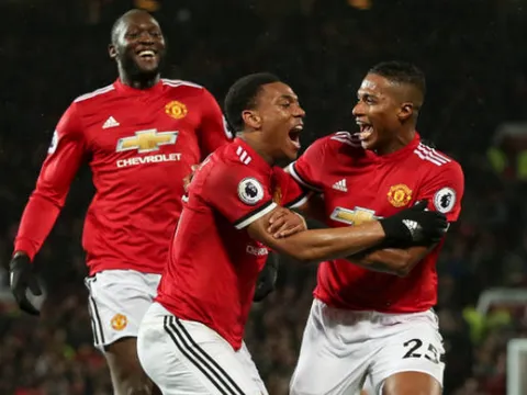 5 điểm nhấn Man United 3-0 Stoke City: Arsenal thôi mơ mộng; Người hùng thầm lặng