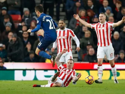 5 điểm nhấn Stoke 1-1 Man Utd: Sai lầm của Jose Mourinho