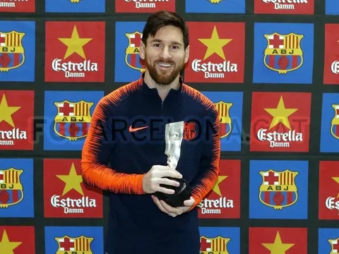 Messi "nhận quà" từ Barcelona