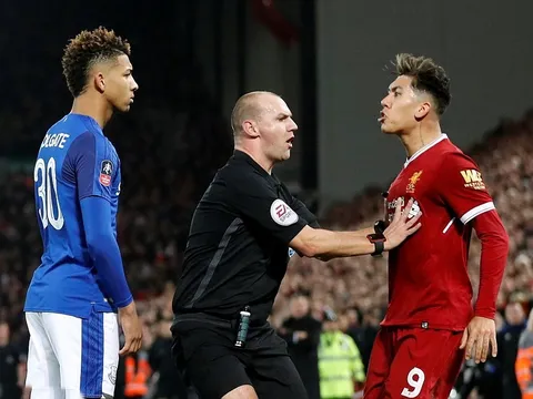 Bị đẩy văng khỏi sân, Firmino đòi ăn thua với cầu thủ Everton