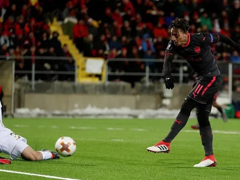 Thắng tưng bừng trên đất Thụy Điển, Arsenal đặt một chân vào Tứ kết