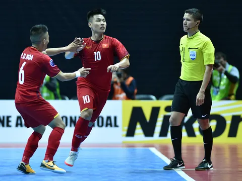 Chùm ảnh: Tuyển Futsal Việt Nam "cầm vàng" lại đánh rơi