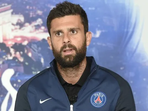 Cầu thủ PSG đâm xe vào CĐV sau thất bại trước Barcelona