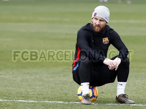 Messi trầm tư trên sân tập