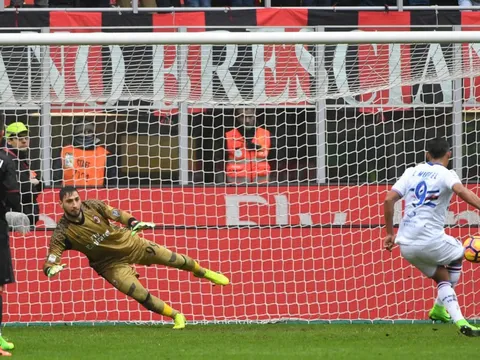 Chùm ảnh: AC Milan thua vì phạt đền, Carlos Bacca tức giận rời sân