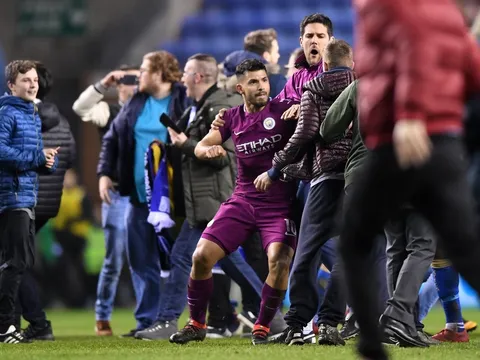 Aguero ẩu đả với CĐV: Động thái từ FA