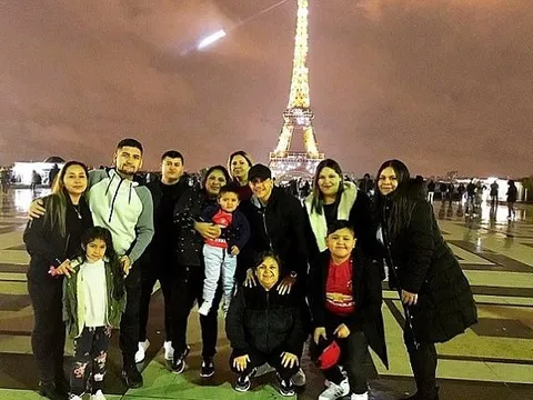 Alexis Sanchez dẫn đại gia đình sang Paris mừng công